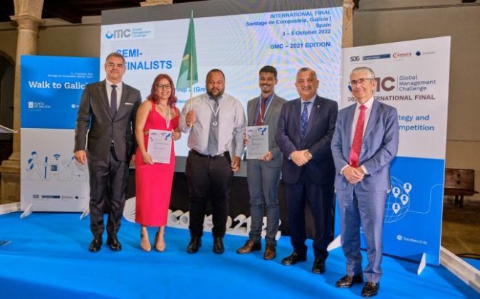 Equipo de Brasil, recibe certificados de manos de Ernesto Pedrosa, Presidente del Consejo Social de la Universidad de Vigo, y de Rodolgo Carretero, SG del Consejo Social de la UPM