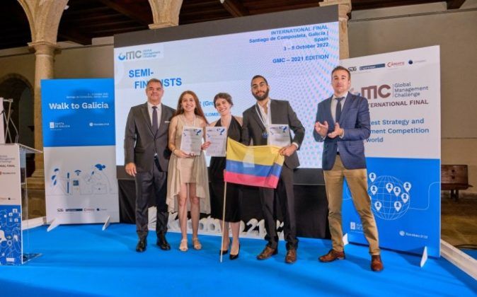 Equipo de Colombia, recibe diplomas de manos de Antonio Casas, Gerente de Turismo de Xunta de Galicia
