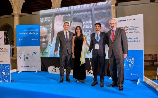 Representantes del equipo de India recibiendo los certificados de manos de José Figueiredo, del ISB