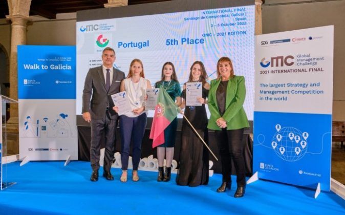 Equipo de Portugal, recibienod certificados de manos de María José Couso - VR Universidade Santiago de Compostela