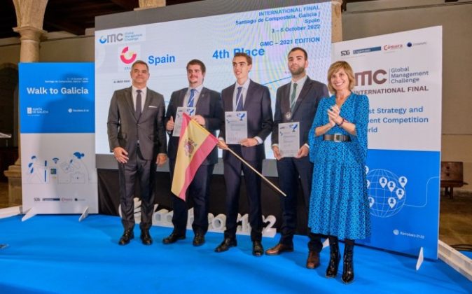 Equipos español recibiendo certificados de manos de Nava Castro, Directora de Turismo de Galicia